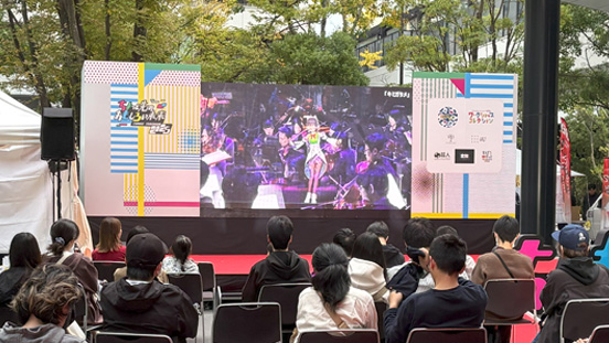 今回のようなオープンスペースでのコンサート上映は初の試み。没入感のあるコンテンツと魅力的な楽曲により注目が集まった